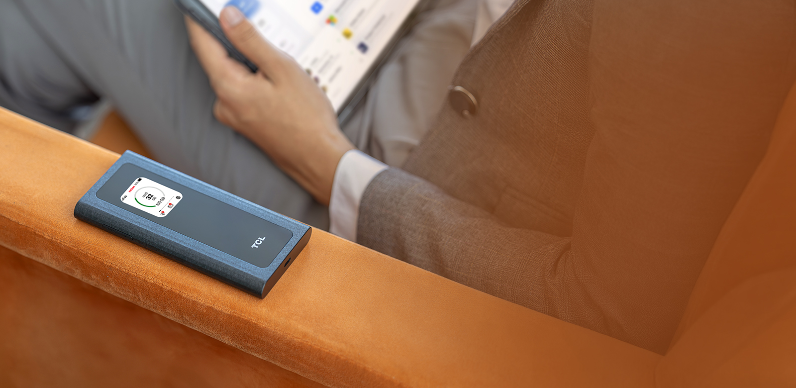 hotspot powering multiple devices with 5G connectivity